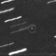 Asteroide Apophis (en un círculo). Las rayas son estrellas de fondo.